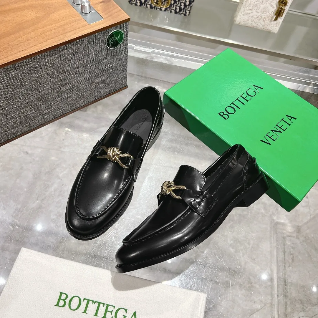 [BV] Top P: 860💰 Size: Female 35-39 (Female 40 custom-made) Male 39-44 (38.45 non-refundable) Bottega Veneta 2025 Autumn and Winter counter style! Small round toe loafers! Imported leather outsole! Imported open edge beaded cowhide! Solid color Niuli!